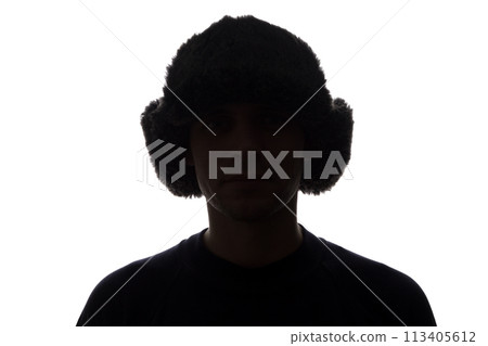 Young man in hat look ahead - horizontal silhouette 113405612