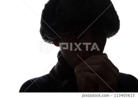 Young man in hat and gloves look ahead - horizontal silhouette 113405615