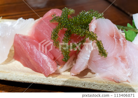 沖繩當地魚生魚片和海葡萄拼盤 113406871