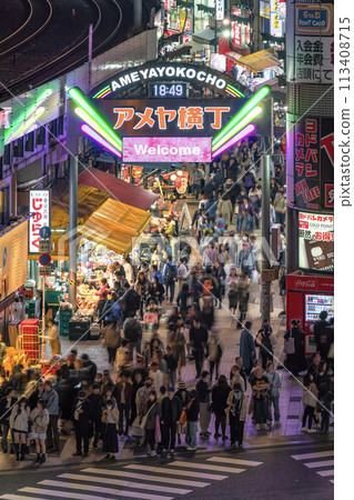 [東京上野] 翻新後的阿美橫町商店街大門的夜景，上面寫著英文“Welcome”字樣。 113408715