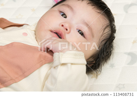 [Baby thumb sucking] 113408731