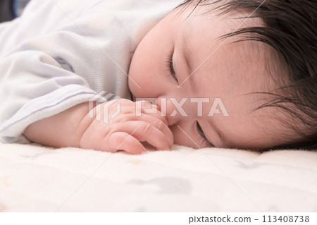 [Baby sucking thumb, lie face down] 113408738