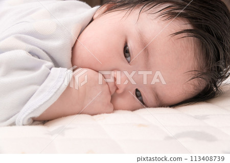 [Baby sucking thumb, lie face down] 113408739