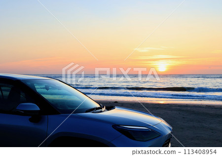 太陽升起在海面上和一輛汽車 太陽升起在海面上和一輛汽車 113408954
