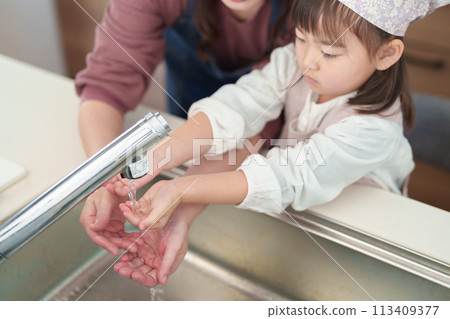 女孩和母親洗手 女孩和母親洗手 113409377