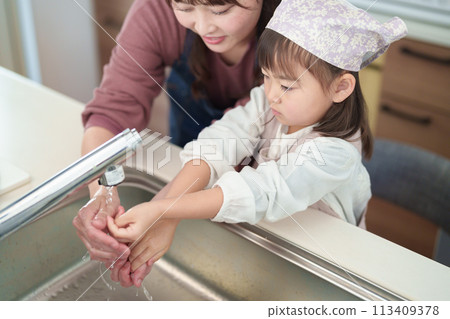 女孩和母親洗手 113409378