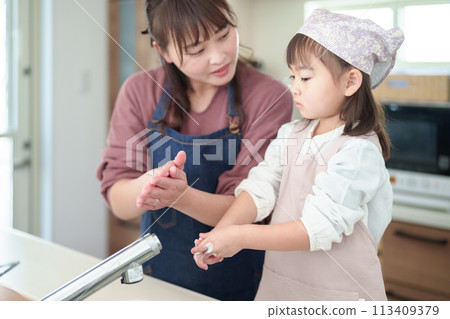 女孩和母親洗手 113409379
