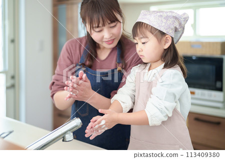 女孩和母親洗手 113409380