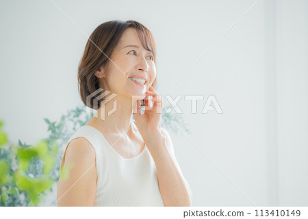 Middle female skincare image 113410149