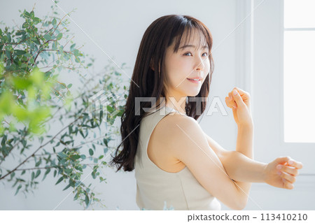 年輕女性的美麗形象 113410210