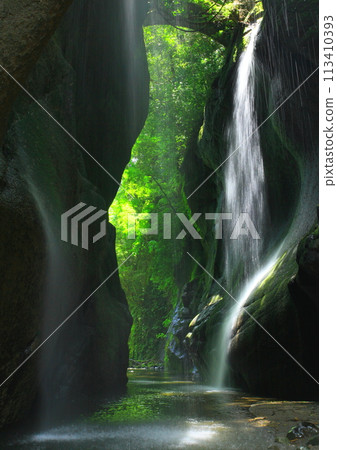Fresh green Yufugawa Valley (Yufu City/Beppu City/vertical composition) Fresh green Yufugawa Valley (Yufu City/Beppu City/vertical composition) 113410393