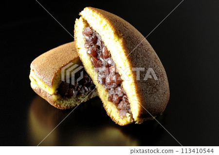 黑色背景下切銅鑼燒的照片 113410544