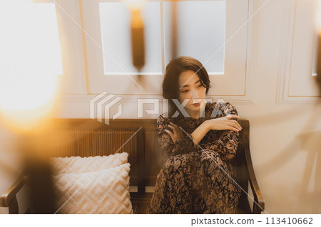 中年婦女坐在房間的沙發上 113410662
