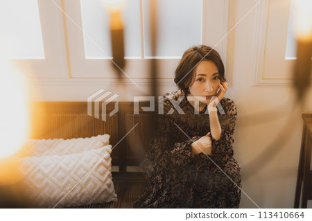 中年婦女坐在房間的沙發上 113410664