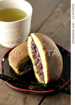 Cut dorayaki and green tea 113410682