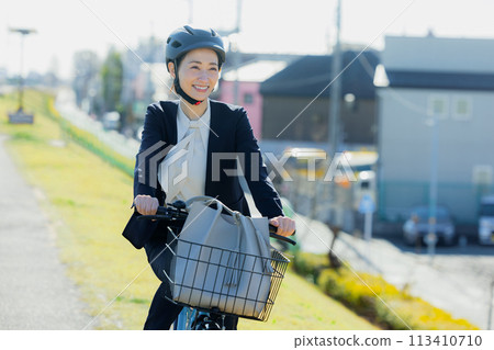 騎自行車上下班的中年婦女 113410710
