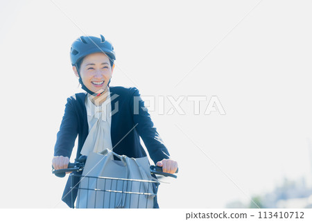 騎自行車上下班的中年婦女 113410712