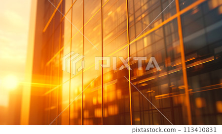 反射夕陽的玻璃建築牆的特寫 反射夕陽的玻璃建築牆的特寫 113410831