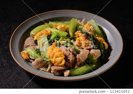 Stir-fried Chinese-style egg with pork and Japanese mustard spinach 113411051