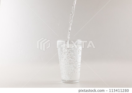 將水倒入玻璃杯中 113411280
