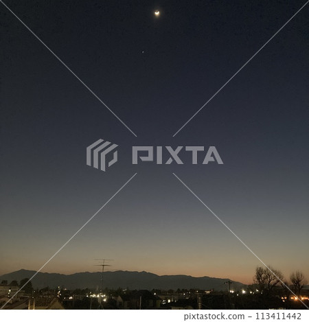 I looked up at the sky and saw the moon 113411442