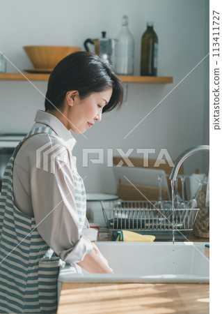 Washing Dishes, female, females 113411727