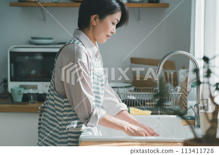 洗碗 女生 女孩 113411728