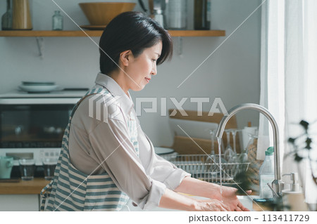 洗碗 女生 女孩 113411729