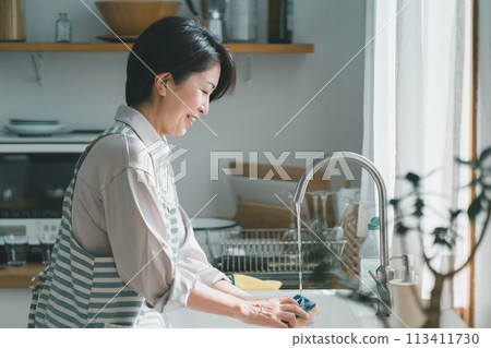 洗碗 女生 女孩 113411730