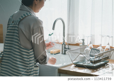 洗碗 女生 女孩 113411739