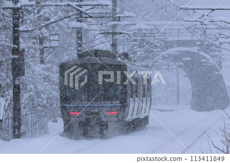 [JR West Japan] Series 521 in the snow (Hokuriku Main Line: Minami-Imajo Station) 113411849