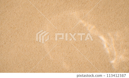 Yellow clean sand with wavy patterns under clear water 113412387