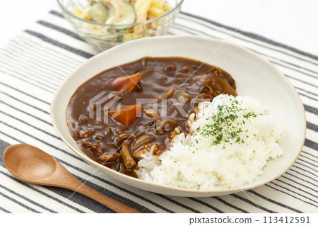 林米飯和通心粉沙拉 113412591