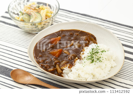 林米飯和通心粉沙拉 113412592