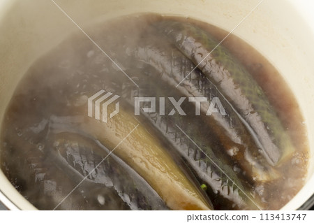將茄子放入鍋中煮開 113413747
