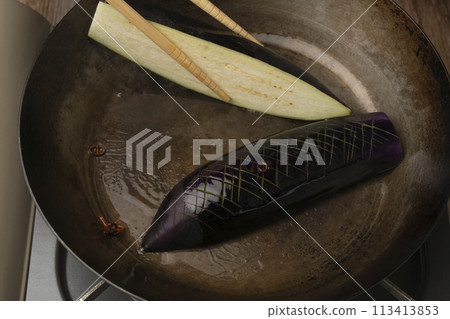 Braised eggplant, frying pan 113413853