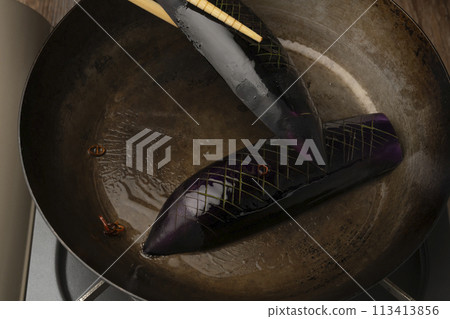 Braised eggplant, frying pan 113413856