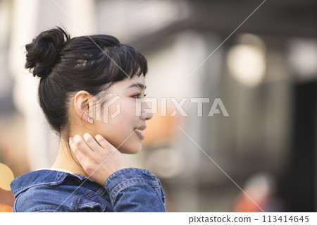 站在街角的年輕女子,輪廓 站在街角的年輕女子,輪廓 113414645