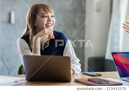 女商人會議在辦公室 113415570