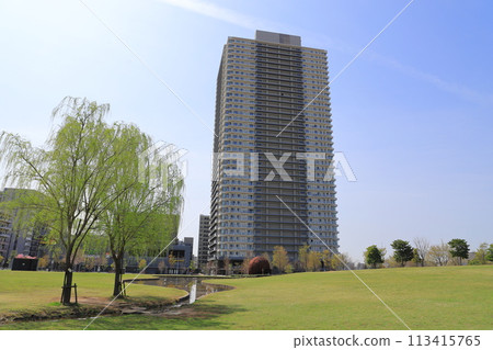"City Tower Kanamachi" as seen from Katsushika Niijuku Mirai Park 113415765