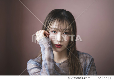 Portrait of a woman in her mid-20s looking at the camera 113416545