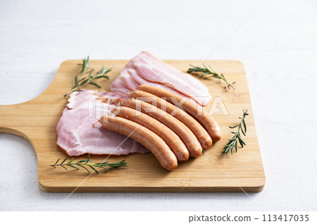 Assorted sausages, loin ham and bacon 113417035