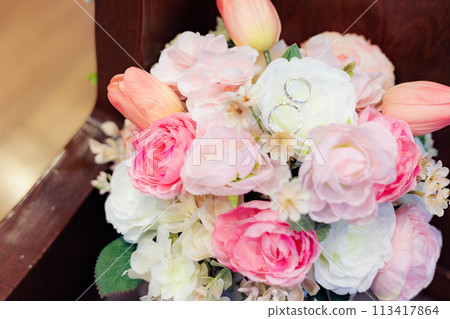 婚禮花束和結婚戒指 婚禮花束和結婚戒指 113417864