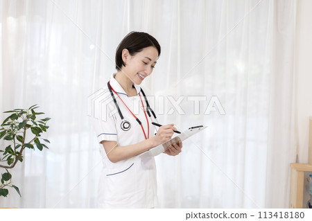 Female nurses, visiting nurses, home medical care 113418180