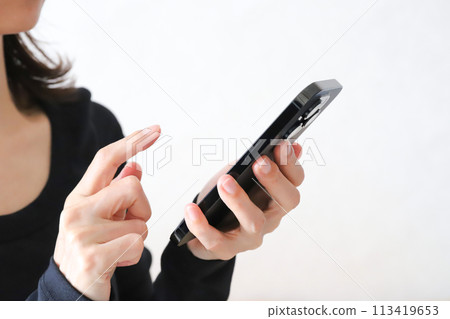 使用智能手機的女性之手 使用智能手機的女性之手 113419653