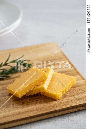 Red cheddar cheese 113420222