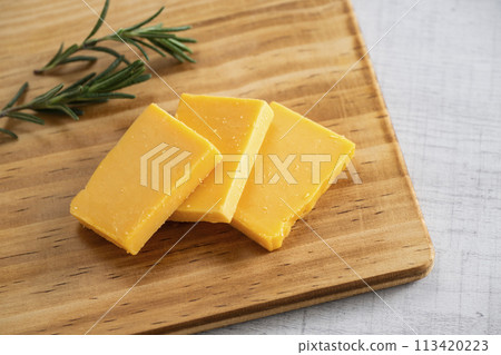Red cheddar cheese 113420223
