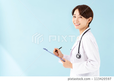 一名身穿白大褂的婦女拿著病歷,接受採訪 一名身穿白大褂的婦女拿著病歷,接受採訪 113420597