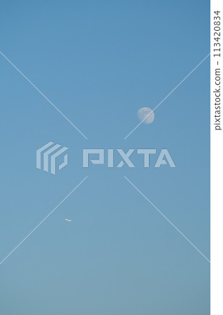 中午飛機在月球上 113420834