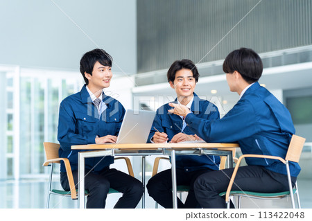 一位年輕男工程師穿著工作服開會 113422048